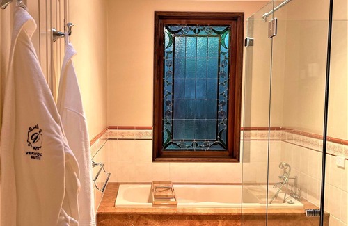 Sutton Forest Casa | Verwood Estates: heated pool/spa, sauna, tennis, billiards, cellardoor