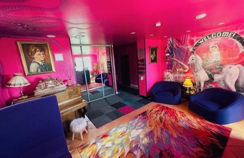 Kaunas Hotel | Very Bad Hootel