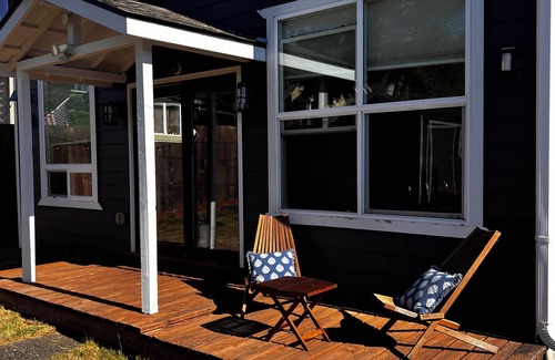 Coos Bay Casa | Casa muy limpia con parque increíble al otro lado de la calle y jardín japonés