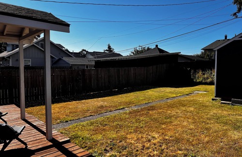 Coos Bay Casa | Casa muy limpia con parque increíble al otro lado de la calle y jardín japonés