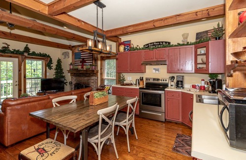 Townsend Cabaña | Very clean mountain retreat with Mountain View, Wi-Fi, Jacuzzi, FREE POOL ACCESS