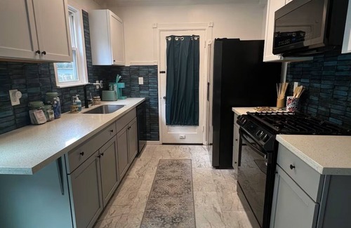 Warrington Casa | Very close to Navy Base, Downtown and Beaches. Insta worthy selfie wall