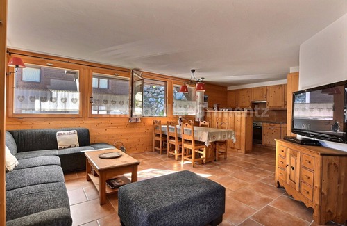 Grimentz Apartamento | Very comfortable flat for 6 people, living room with wood-burner, kitchen area with dishwasher, 1 do
