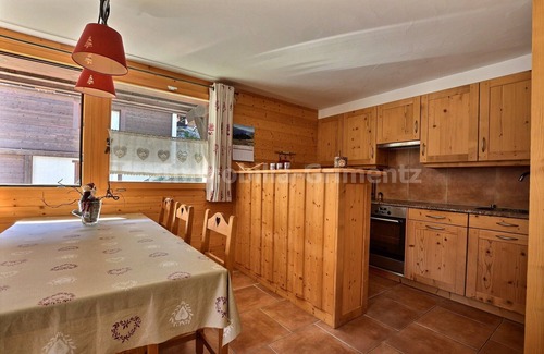 Grimentz Apartamento | Very comfortable flat for 6 people, living room with wood-burner, kitchen area with dishwasher, 1 do