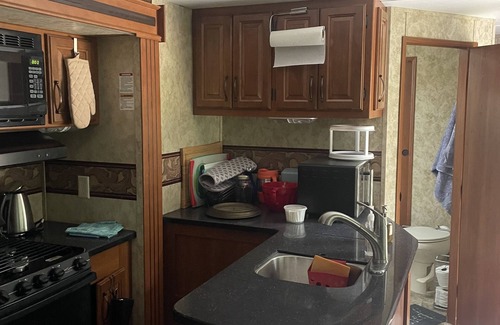 Cedar Mountain Casa | Very comfortable 32 foot Camper Trailer with 3 slide outs