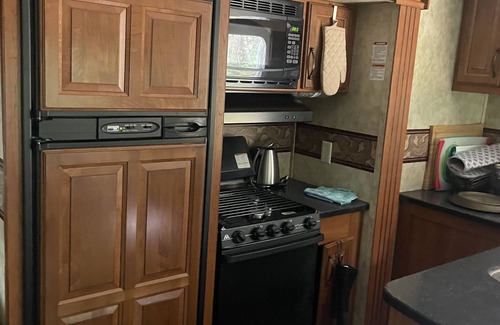 Cedar Mountain Casa | Very comfortable 32 foot Camper Trailer with 3 slide outs