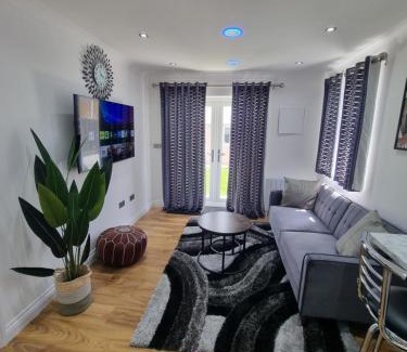 Little Holland Apartamento | Very Cosy & Lovely 1 Bed Garden Apartment with side access, Suitable for Long Stay and Short Stay