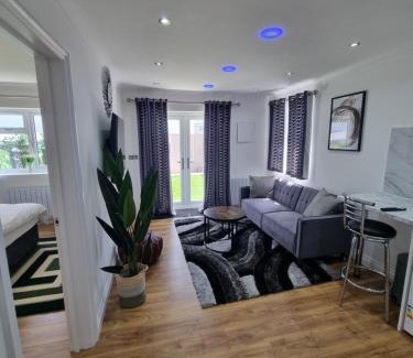 Little Holland Apartamento | Very Cosy & Lovely 1 Bed Garden Apartment with side access, Suitable for Long Stay and Short Stay