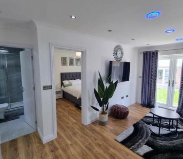 Little Holland Apartamento | Very Cosy & Lovely 1 Bed Garden Apartment with side access, Suitable for Long Stay and Short Stay