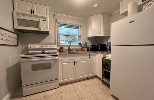 Bonita Springs Cabaña | Very Cute Cottage , in Bonita- Queen Bed + 2 Rollaway Beds. Near the Beach!
