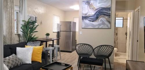 Hollywood Apartamento | Very Glam Apartment 6 Miles From Hard Rock Stadium and Casino
