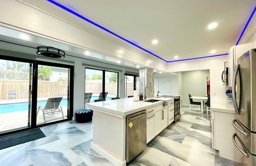 Oakland Park Casa | Very large 4 bedroom house-restaurants-central-heated pool-balconies