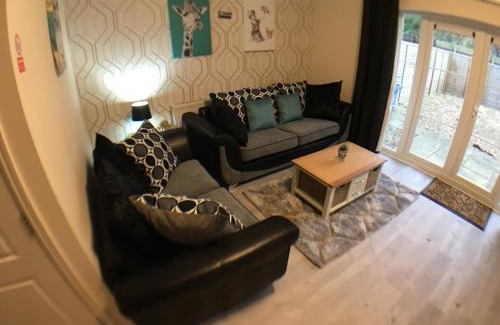 Frampton Casa | Very LARGE House, 6 beds, 4 bedrooms, 3 Bathrooms, 5 Smart TV's & VAN PARKING