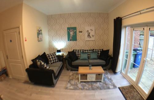 Frampton Casa | Very LARGE House, 6 beds, 4 bedrooms, 3 Bathrooms, 5 Smart TV's & VAN PARKING
