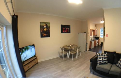 Frampton Casa | Very LARGE House, 6 beds, 4 bedrooms, 3 Bathrooms, 5 Smart TV's & VAN PARKING