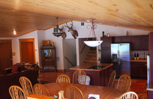 White Sulphur Springs Casa | Inicio Very Private En medio de 2 millones de acres de Lewis & Clark Forest