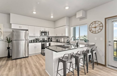 South Perry District Apartamento | Very New 2 Bed 2 Bath Near DT and Perry District!