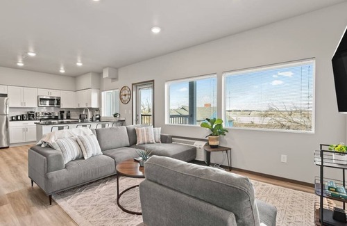 South Perry District Apartamento | Very New 2 Bed 2 Bath Near DT and Perry District!