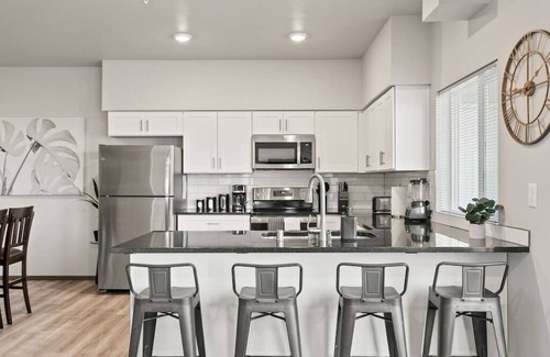 South Perry District Apartamento | Very New 2 Bed 2 Bath Near DT and Perry District!