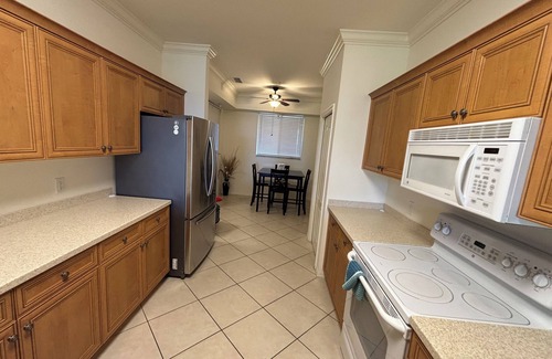 Biggar Condominio | Marca de Lujo Nueva 1500 + Cuadrado pie Riverwalk Condo 2/2 todos los muebles nuevos