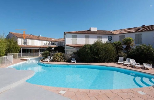 La Couarde-sur-Mer Apartamento | Muy bonita DUPLEX Ile de Ré - vista de la piscina, junto a la playa de La Couarde en el mar.
