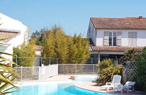 La Couarde-sur-Mer Apartamento | Muy bonita DUPLEX Ile de Ré - vista de la piscina, junto a la playa de La Couarde en el mar.