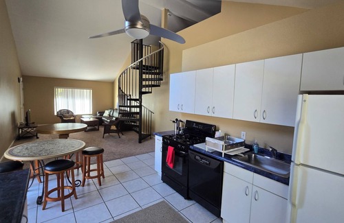 Simi Valley Casa | Very Private Guesthouse + Loft for 8 on a Very Private wooded 3 acr Gated Estate