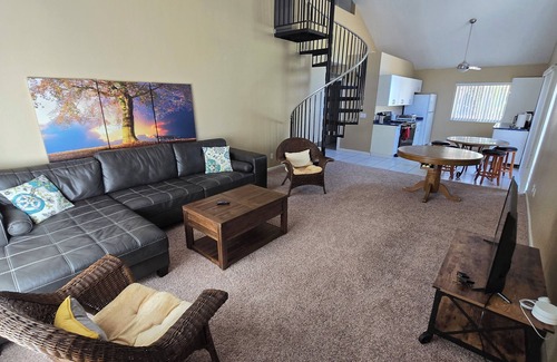 Simi Valley Casa | Very Private Guesthouse + Loft for 8 on a Very Private wooded 3 acr Gated Estate
