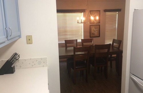 Greensboro Condominio | MUY TRANQUILO, Nueva 2 dormitorios / 2 baños, piso 1 piso junto a un hermoso parque