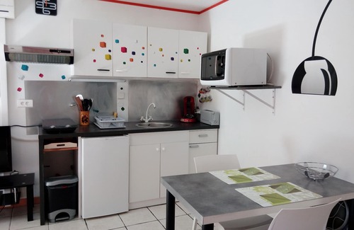 Sevrier Apartamento | estudio muy tranquilo totalmente equipado a 500 m del lago con barbacoa, muebles de jardín