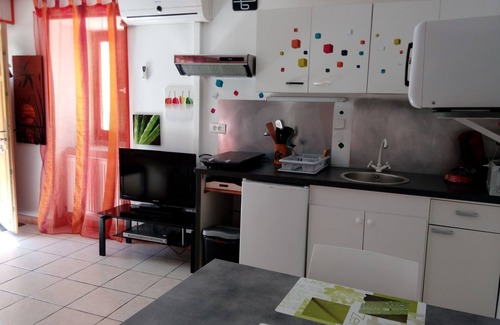 Sevrier Apartamento | estudio muy tranquilo totalmente equipado a 500 m del lago con barbacoa, muebles de jardín