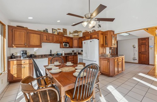 Sevierville Apartamento | Very Secluded Breathtaking Riverfront Game Room