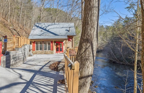 Sevierville Apartamento | Very Secluded Breathtaking Riverfront Game Room