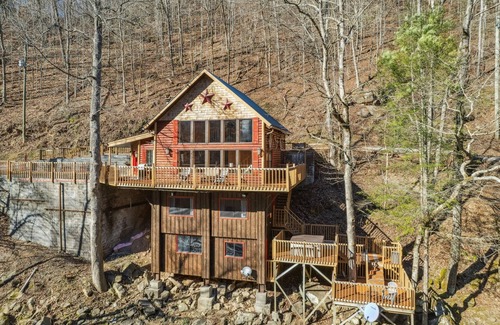 Sevierville Apartamento | Very Secluded Breathtaking Riverfront Game Room