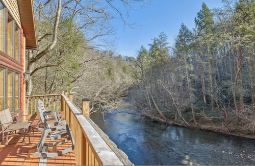 Sevierville Apartamento | Very Secluded Breathtaking Riverfront Game Room