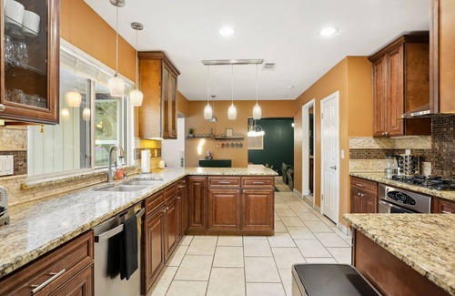 Whispering Oaks Casa | Very Spacious 5-bed w/ Pool, Hot Tub, Mini Golf, Game Room, Playground and More!
