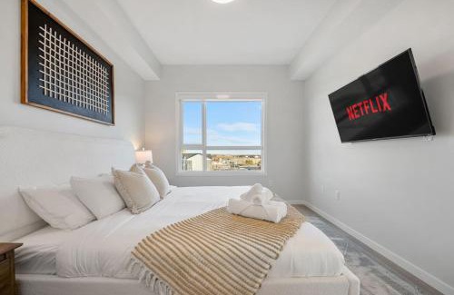 Southeast Calgary Apartamento | Very Spacious Luxury Apartment with AC, 70" Smart TV with Netflix, Free Underground Parking & More