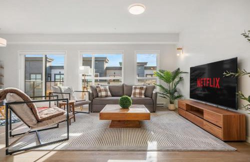 Southeast Calgary Apartamento | Very Spacious Luxury Apartment with AC, 70" Smart TV with Netflix, Free Underground Parking & More