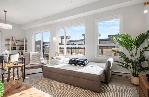 Southeast Calgary Apartamento | Very Spacious Luxury Apartment with AC, 70" Smart TV with Netflix, Free Underground Parking & More