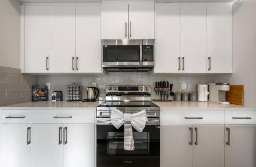 Southeast Calgary Apartamento | Very Spacious Luxury Apartment with AC, 70" Smart TV with Netflix, Free Underground Parking & More