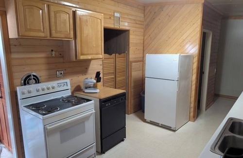 White Pine Casa | Very spacious, serene 4-bedroom house enough room for multiple families w/ Wi-Fi