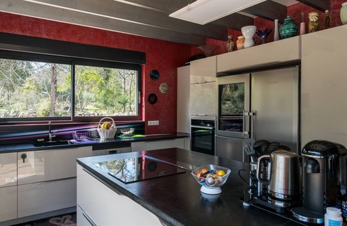 Neoules Casa | Villa de madera muy espaciosa con piscina privada en el corazón de la Provenza verde.