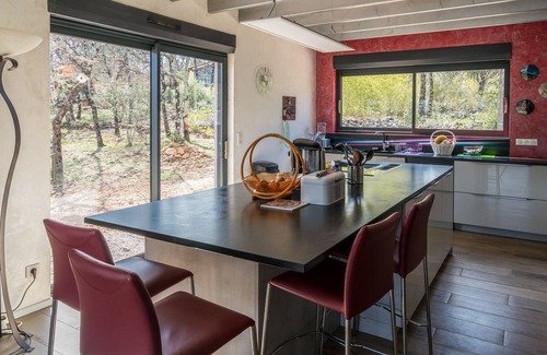 Neoules Casa | Villa de madera muy espaciosa con piscina privada en el corazón de la Provenza verde.