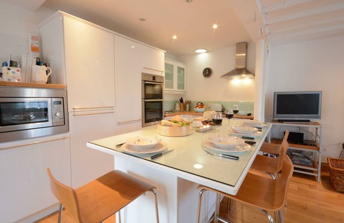 Orford Cabaña | VESTA COTTAGE, ORFORD, pet friendly, with open fire in Orford