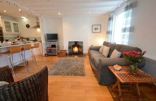 Orford Cabaña | VESTA COTTAGE, ORFORD, pet friendly, with open fire in Orford