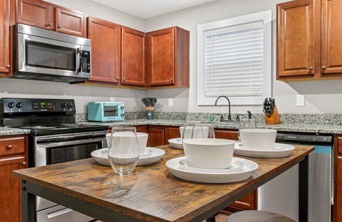 Bowling Green Apartamento | Vette City! 4 Beds/4 Baths + 2 King Beds | BG, KY