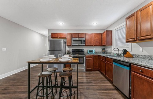 Bowling Green Apartamento | Vette City! 4 Beds/4 Baths + 2 King Beds | BG, KY