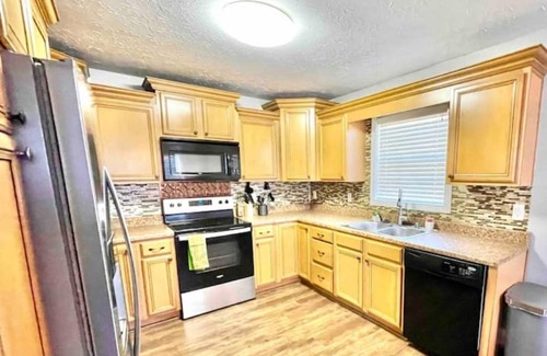 Bowling Green Casa | Vette City retreat convenient to Mammoth Caves, Beech Bend, NCM, WKU.