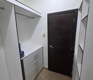 Samborondon Villa | Via Samborondón Ciudad Celeste, Tipo Mansión, 5 camas, 4 hab, piscina gym