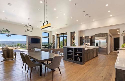 Cool Casa | Vibes like never before in this 150-acre Mountain Modern NorCal Oasis.